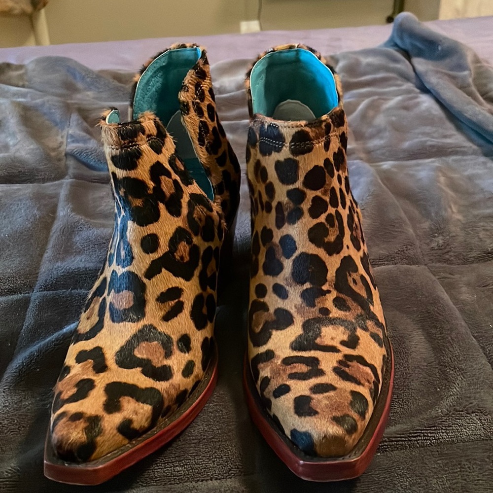 Women’s Ariat, leopard print, ankle boot, size 6